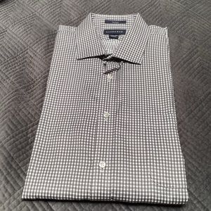 Lands’ End mens shirt, size 16.5-35, no-iron